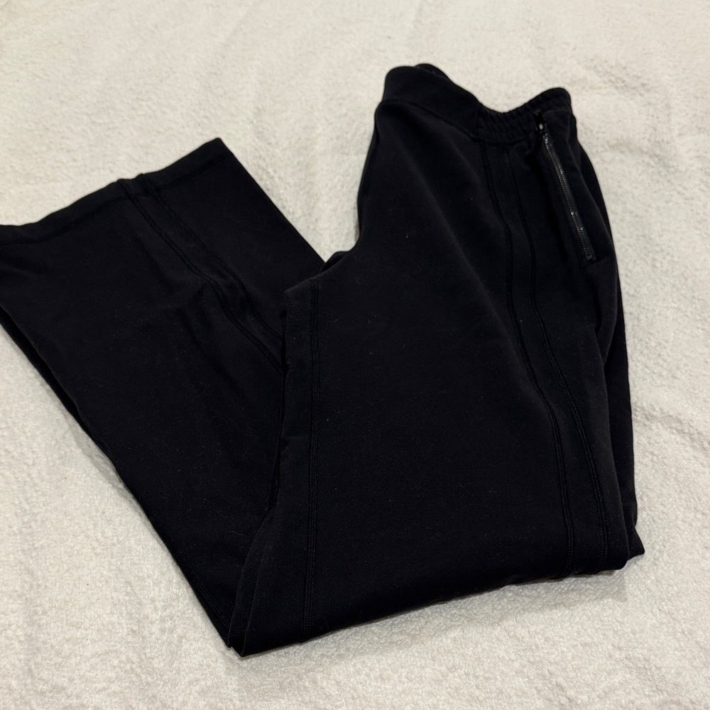 Women's Lululemon define mid rise track pant luon
Size M
